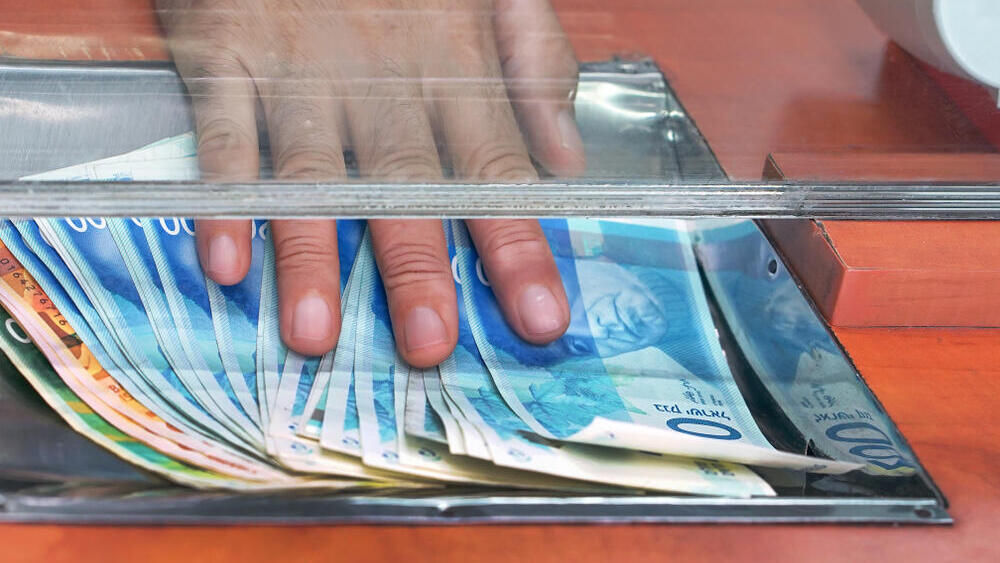 הבנק מחזירים כסף ללקוחות (צילום: שאטרסטוק) שקל שקלים בנק מזומן שטרות דולר