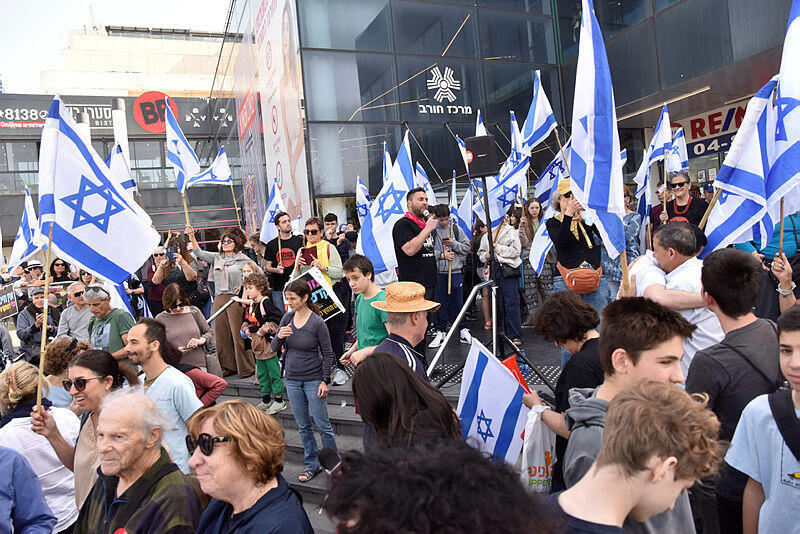 הפגנה מחאה יום השיבוש מפגינים בחיפה הפגנה מחאה הפיכה משטרית
