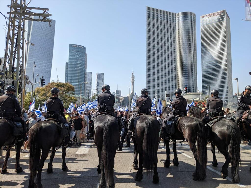 פרשי משטרה ב צומת עזריאלי יום השיבוש הלאומי