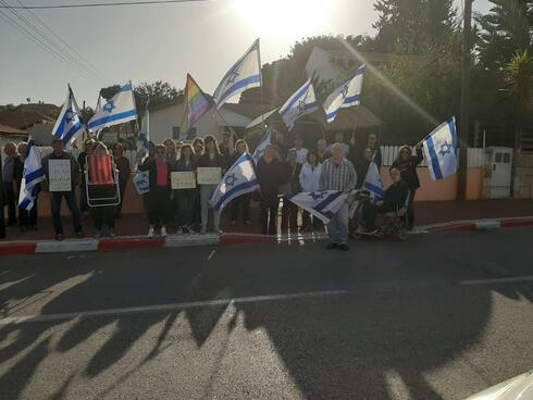 הפגנה מול ביתו של השר דיכטר באשקלון, הבוקר, צילום: צילה גולדנברג