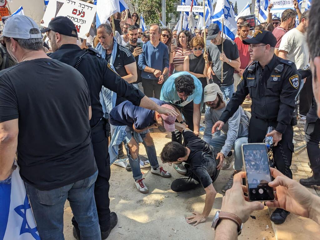הפגנה מחאה בתל אביב יום השיבוש הפיכה משטרית