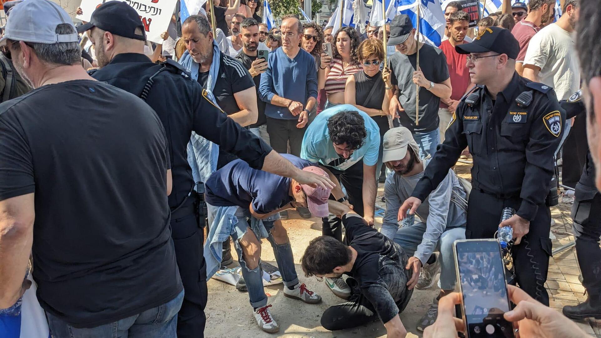 הפגנה מחאה בתל אביב יום השיבוש הפיכה משטרית