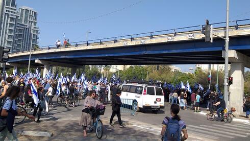 מפגינים חוסמים את דרך רוקח בתל אביב,  