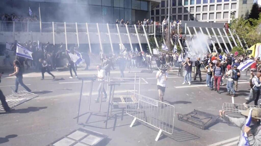 הפגנה מחאה המשטרה זרקה רימוני הלם על מפינים בעזריאלי יום השיבוש יום שיבוש