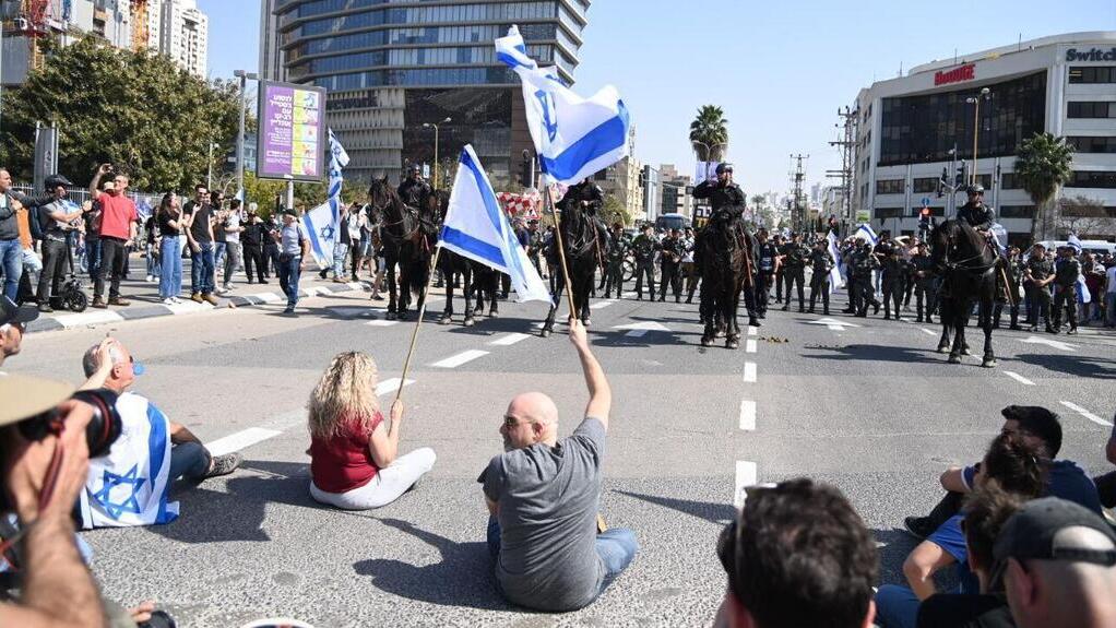 מפגינים בתל אביב הפגנה מחאה הפיכה משטרית יום השיבוש