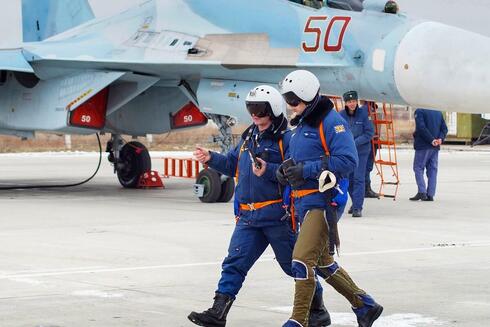 טייסי קרב רוסיים הולכים למטוסים, צילום: mil.ru