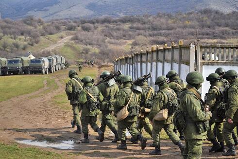 חיילי רוסיה נכנסים לבסיס בחצי האי קרים, 2014. חשבו שגם הפעם זה יהיה קל, צילום: Wikimedia