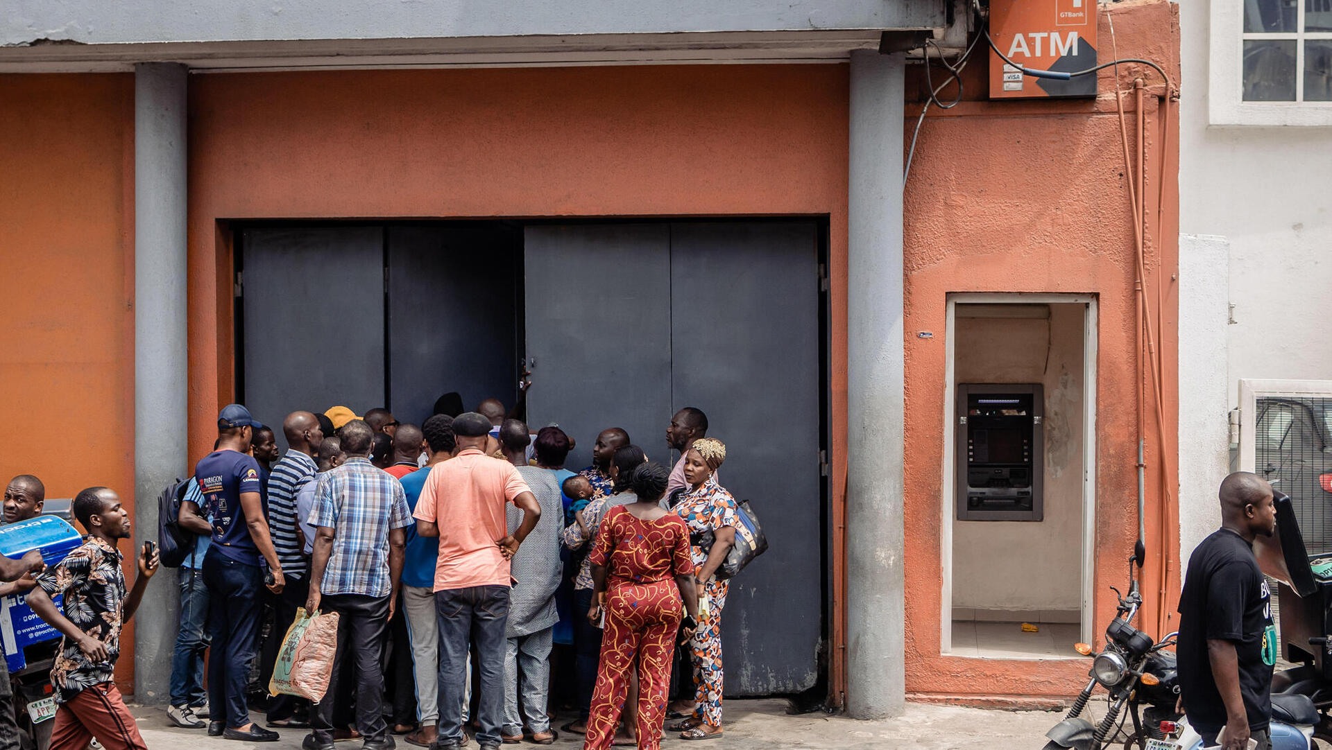 תורים מחוץ לבנק ב ניגריה