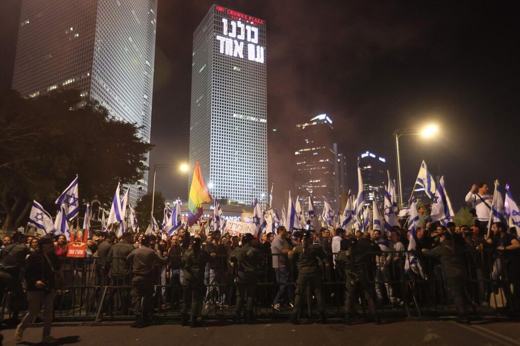 מפגינים ירדו לאיילון הפגנה מחאה הפיכה משטרית 4 במרץ