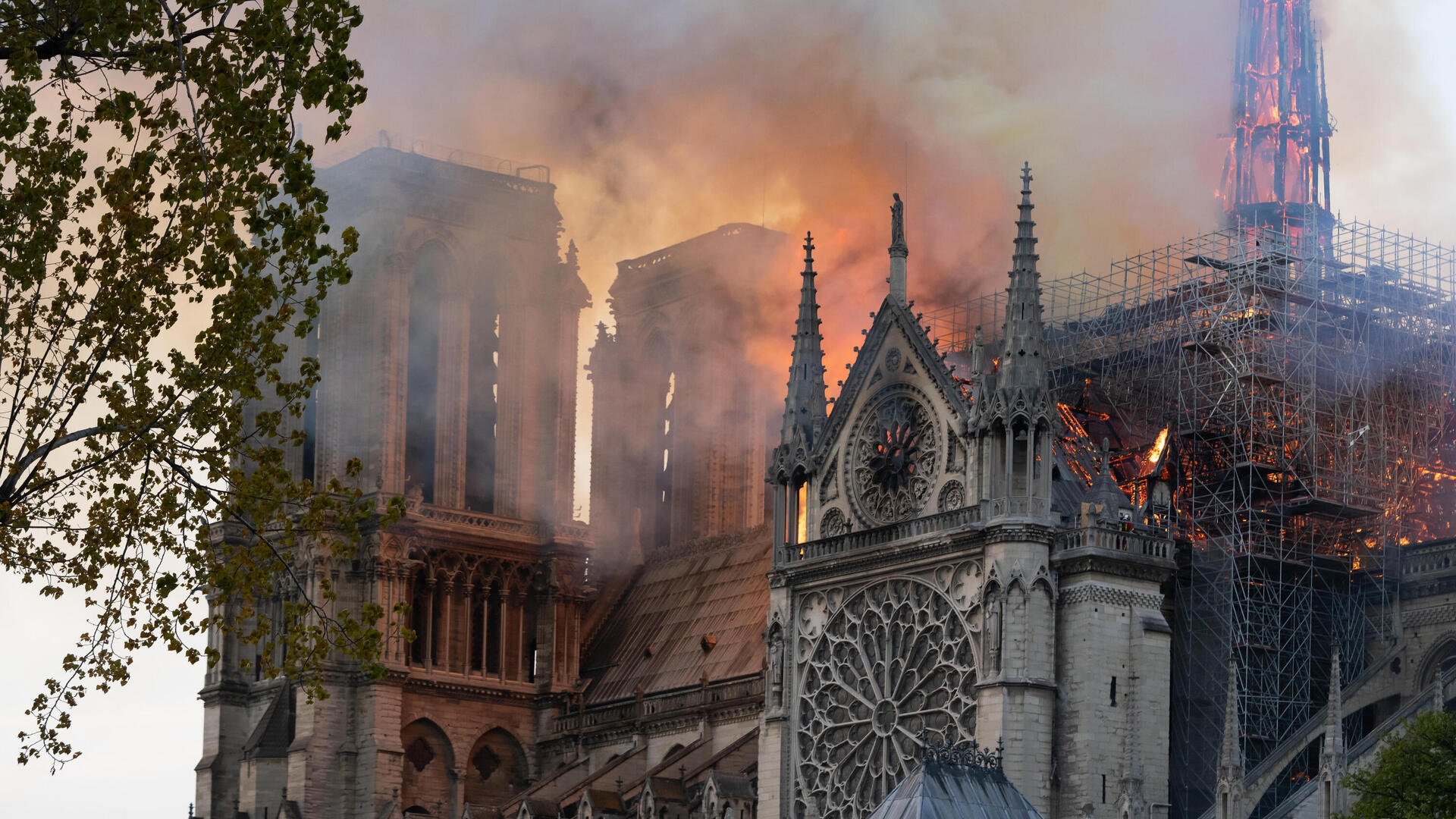 שריפה קתדרלת נוטרדאם 2019 פריז