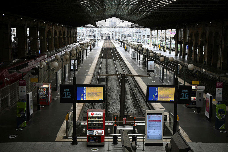 שביתה ב צרפת תחנת רכבת שוממה בפריז מחאה על העלאת גיל הפרשיה לפנסיה