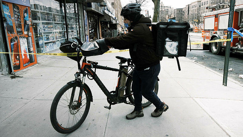 ניו יורק תאסור על מכירת אופניים וקורקינטים חשמליים ללא תקן בטיחות ייעודי