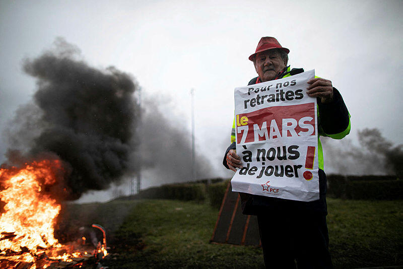 צרפת הפגנות במחאה על העלאת גיל הפנסיה