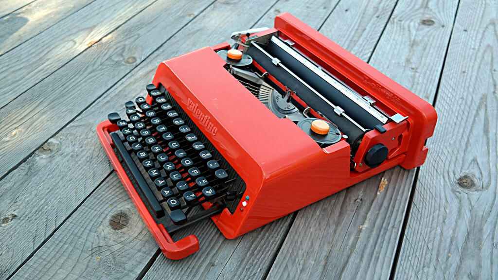 מכונת כתיבה ולנטיין Valentine Olivetti פנאי