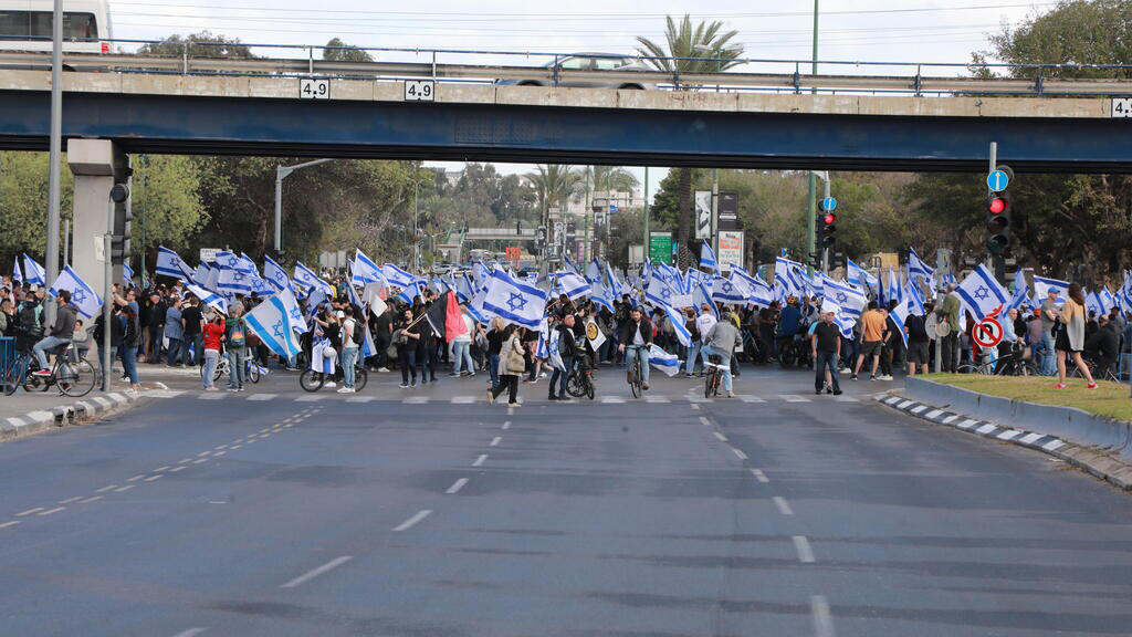 מפגינים הפגנה בשדרות רוקח , תל אביב