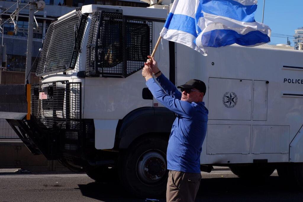 מפגין הפגנה מכת"זית איילון צפון תל אביב