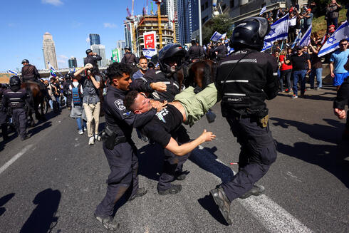 המשטרה מפנה מפגינים מאיילון צפון, צילום: REUTERS/Ronen Zvulun