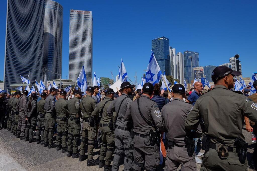 שוטרים הפגנה ליד מגדלי עזריאלי