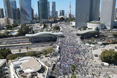 מפגינים בגשר השלום בתל אביב, צילום: Jack GUEZ / AFP