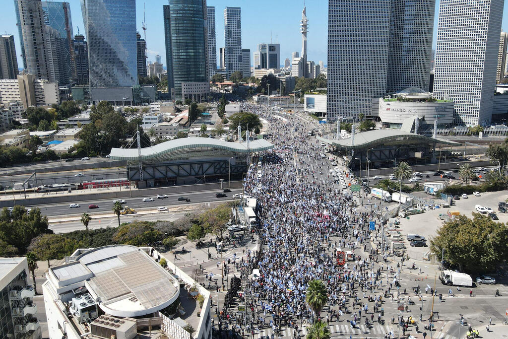 הפגנה מפגינים גשר השלום תל אביב