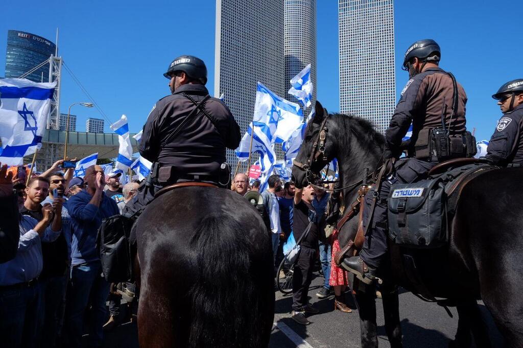 סוסים משטרה הפגנה ליד מגדלי עזריאלי תל אביב