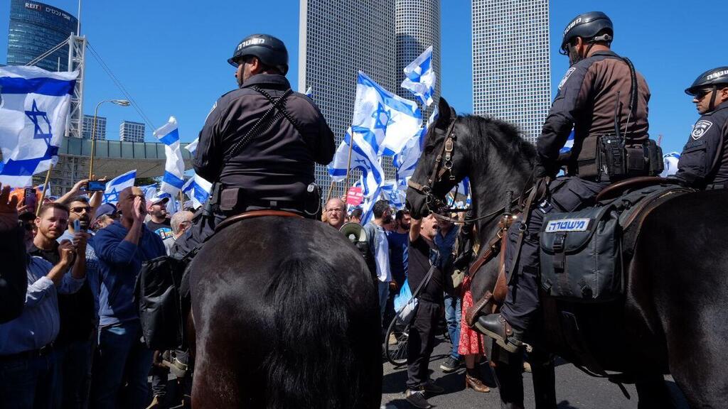סוסים משטרה הפגנה ליד מגדלי עזריאלי תל אביב