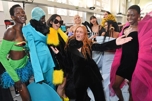 המעצב האריס ריד מאחורי הקלעים של תצוגת האופנה של המותג נינה ריצ’י , צילום: David M. Benett / Getty Images