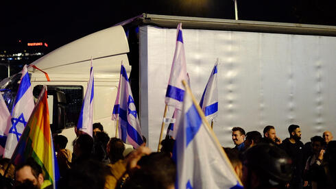 משאיות חוסמות את הירידה לאיילון דרום במחלף השלום , צילום: עופר צור
