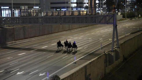 שוטרים רכובים על סוסים בדרכם לפזר חסימה באיילון, צילום: AP