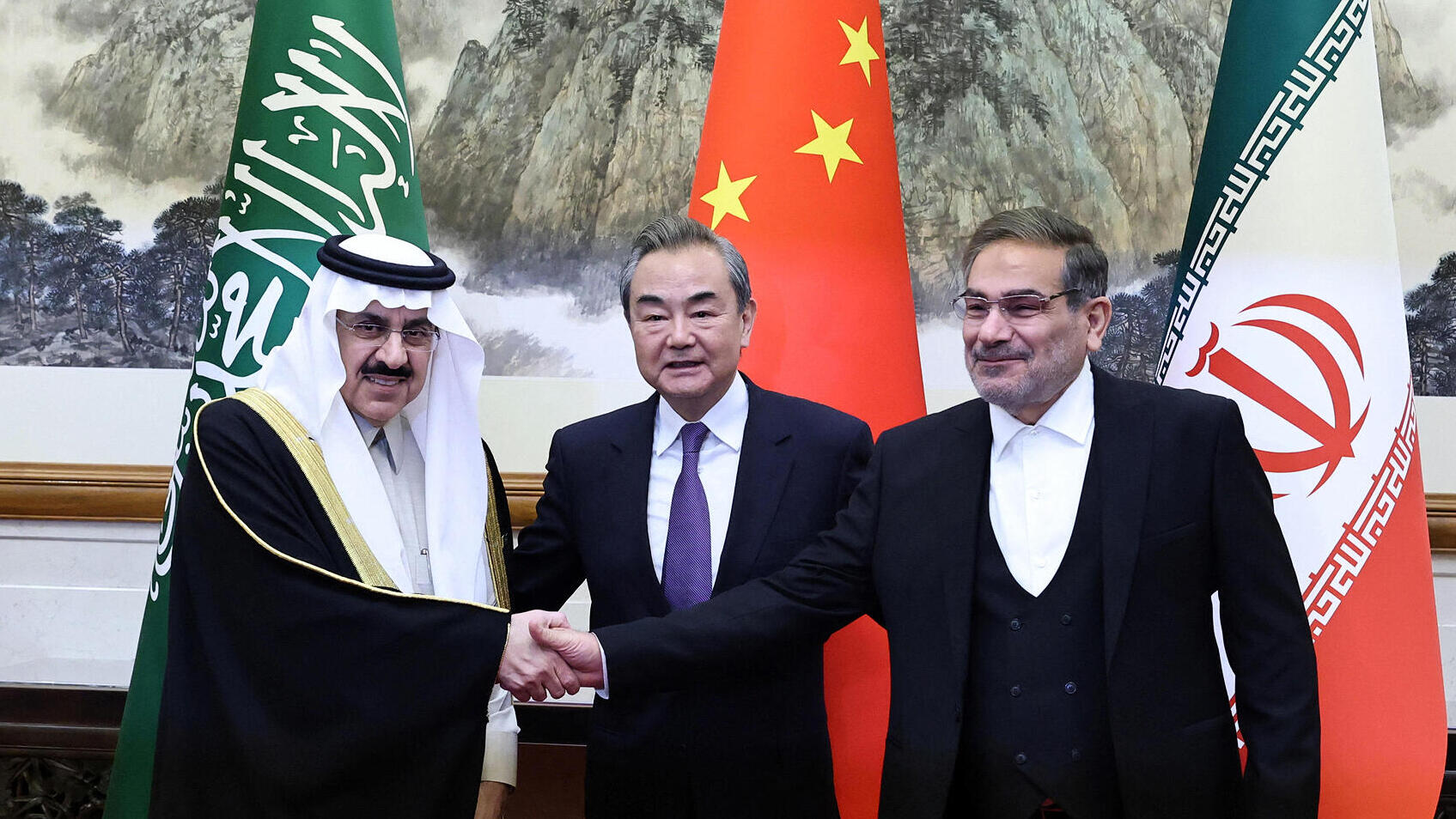 מימין נציגי איראן סין ו סעודיה במעמד החתימה על הסכם הנורמליזציה