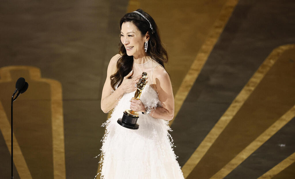 השחקנית מישל יאו זוכה ב אוסקר על הסרט הכול בכל מקום בבת אחת טקס פרסי האוסקר 