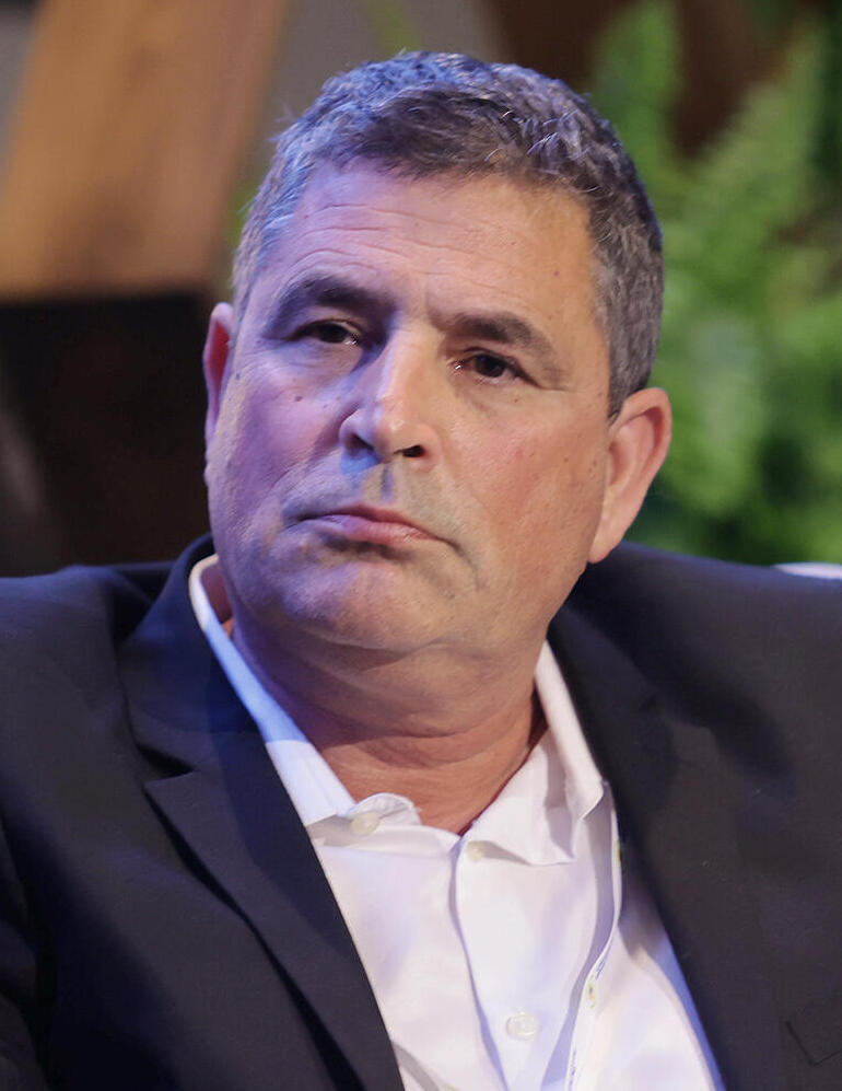 אסף אלמגור, מנכ"ל בזן. המתחם הוא יעד מרכזי עבור איראן, הן בשל הפגיעה במשק הדלק והן בשל הקרבה לאזרחים (צילום: אוראל כהן) הוועידה הלאומית לאנרגיה 2023 - פאנל האנרגיה כקטר להובלת תחבורה תשתיות ומקורות אנרגיה עתידיים אסף אלמגור מנכ"ל קבוצת בז"ן