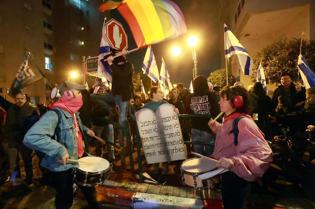 בני ברק הפגנה מחאה מול ביתו של משה גפני פעילי שמאל נגד הממשלה הרפורה המשפטית 