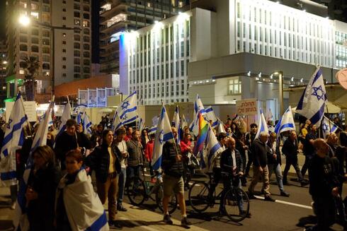 מפגינים מול שגרירות ארה"ב, תל אביב, צילום: עופר צור