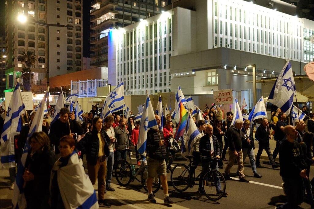 מפגינים מול שגרירות ארה"ב בתל אביב