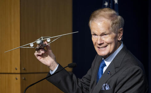 מנהל נאס"א ביל נלסון עם הדגם של בואינג, צילום: NASA