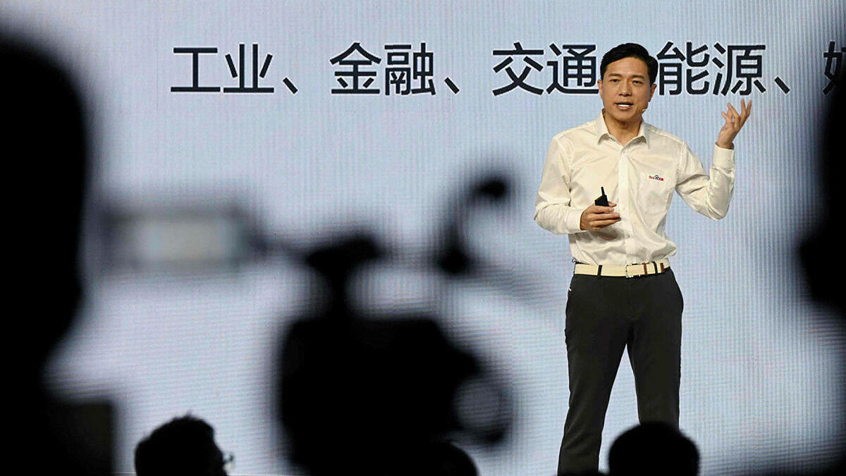 מנכ"ל באידו רובין לי חושף את הצ'טבוט של החברה הסינית Ernie Bot במסיבת עיתונאים בבייג'ינג