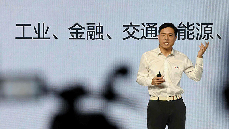 מנכ"ל באידו רובין לי חושף את הצ'טבוט של החברה הסינית Ernie Bot במסיבת עיתונאים בבייג'ינג