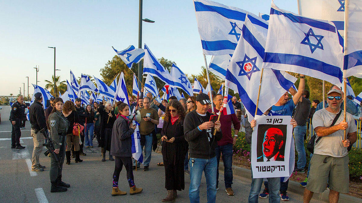 מפגינים מול ביתו של בנימין נתניהו בקיסריה הפגנה מחאה הפיכה משטרית