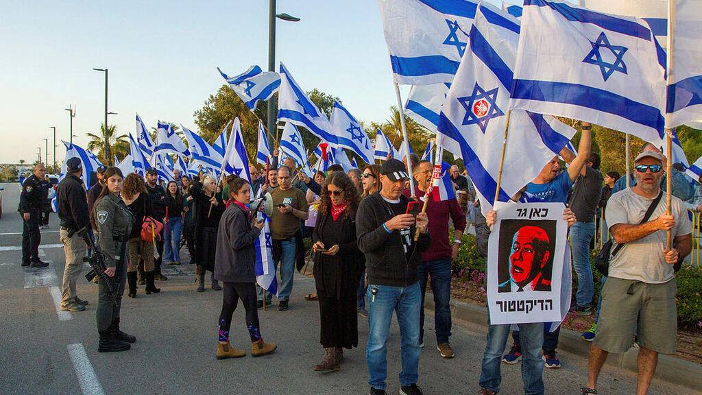 מפגינים מול ביתו של בנימין נתניהו בקיסריה הפגנה מחאה הפיכה משטרית