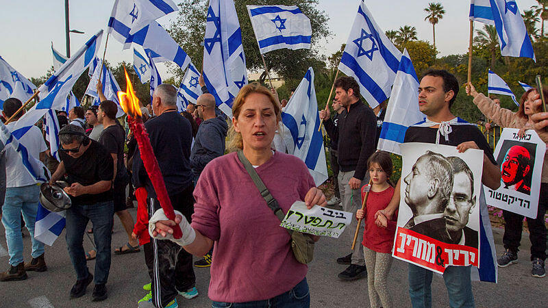 מפגינים מול ביתו של בנימין נתניהו בקיסריה הפגנה מחאה הפיכה משטרית