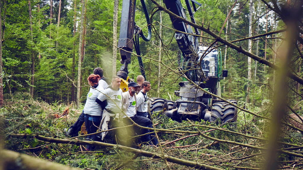 מחאה נגד כריתת עצים ביער ביאלובייסקה פולין