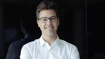 דירקטורים באי־טורו פועלים לרישום כפול