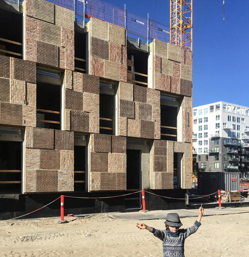 בניין בקופנהגן שבנוי כולו מחומרי בניין ממוחזרים. "מיחזור חוסך כרייה אבל מבזבז אנרגיה. שימוש מחדש ממזער את הנזק למינימום"
, צילום: flickr by arkitema architects