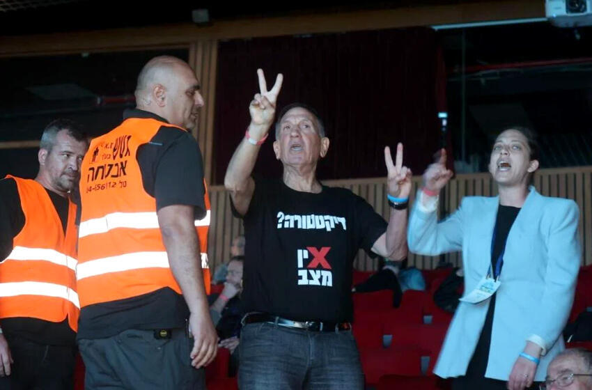 מחאה הפגנה הפיכה שלטונית מפגין בכנס בתל אביב נגד שר השיכון יצחק גולדקנופף שירד מהבמה