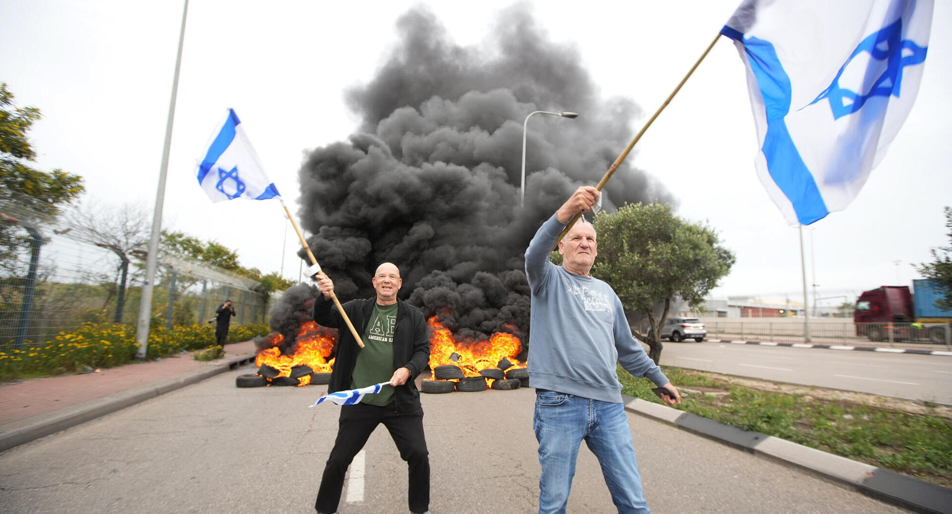 הבערת צמיגים ב נמל אשדוד ב מחאה נגד ההפיכה המשטרית