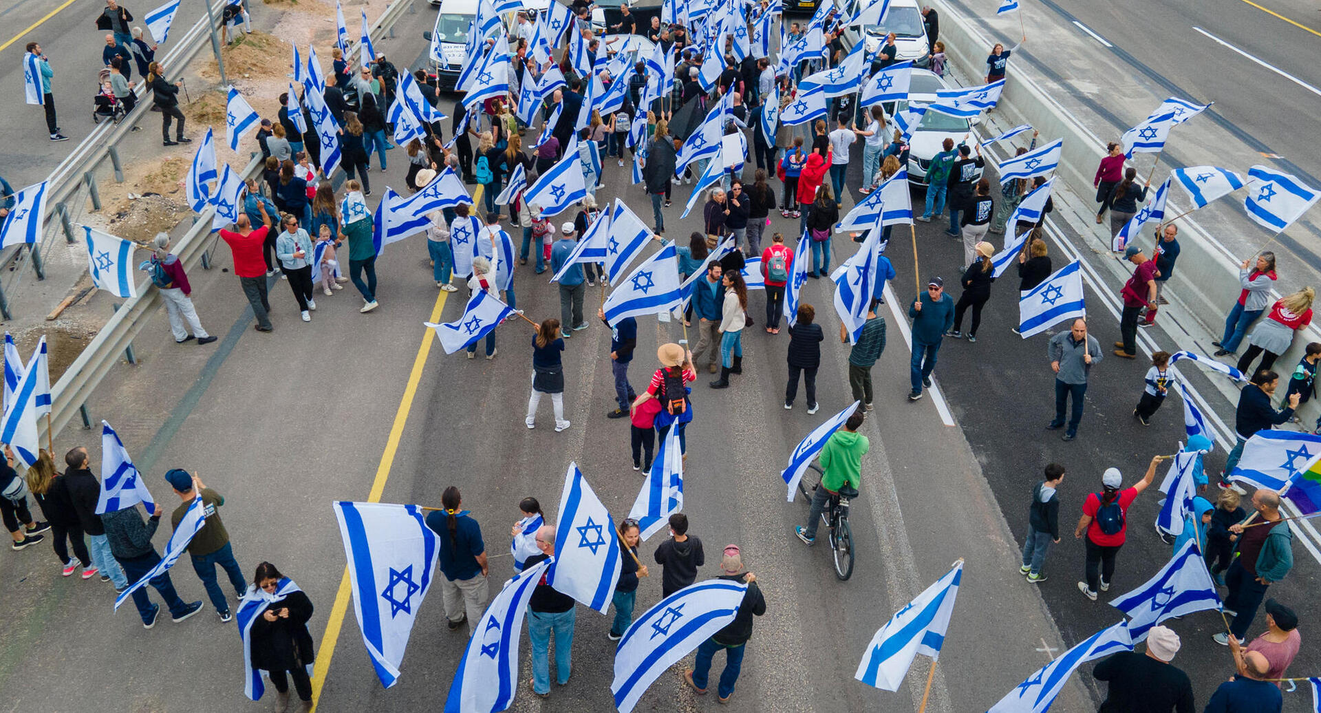 חסימת כביש סמוך לבית ינאי ב מחאה נגד ההפיכה המשטרית