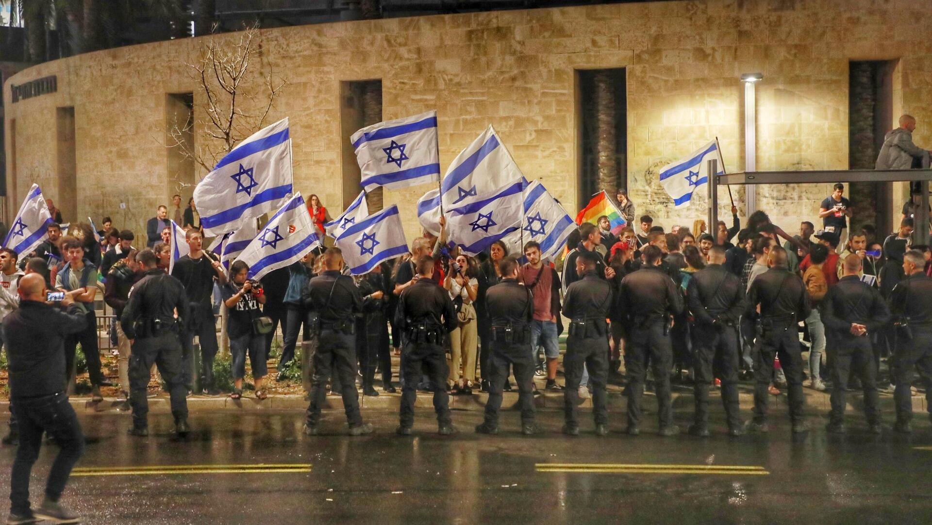 קפלן תל אביב מכתזית מפגינים הפגנה מחאה יום שיתוק לאומי נגד הרפורמה המשפטית 