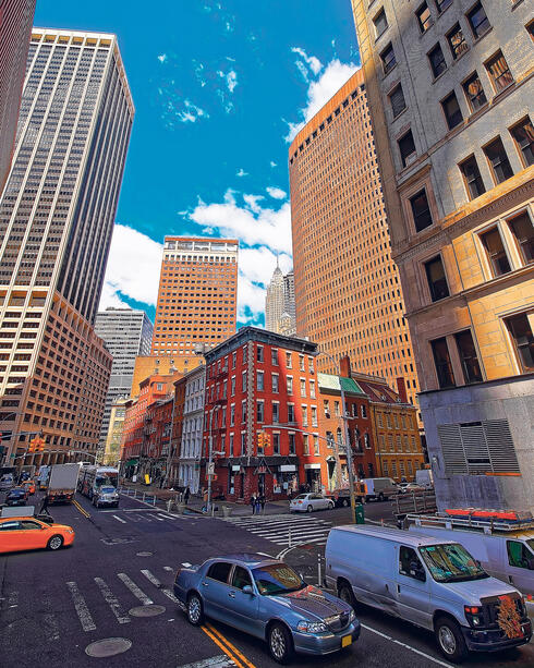 רחוב ברוד במנהטן שבו ממירים בנייני משרדים למגורים. השכירות החציונית בניו יורק האמירה בינואר לשיא של 4,097 דולר לחודש
, צילום: Shutterstock/ Roman Babakin