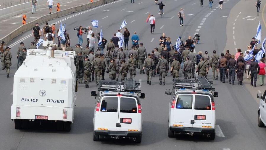 שוטרים מול מפגינים ב נתיבי איילון ב יום השיתוק הלאומי